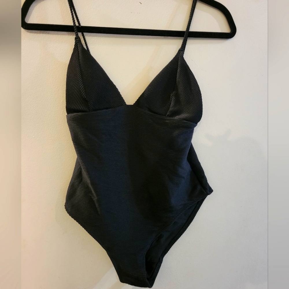 H&M- Black Ribbed One Piece Bathing Suit 🩱